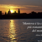skyline al tramonto con scritta